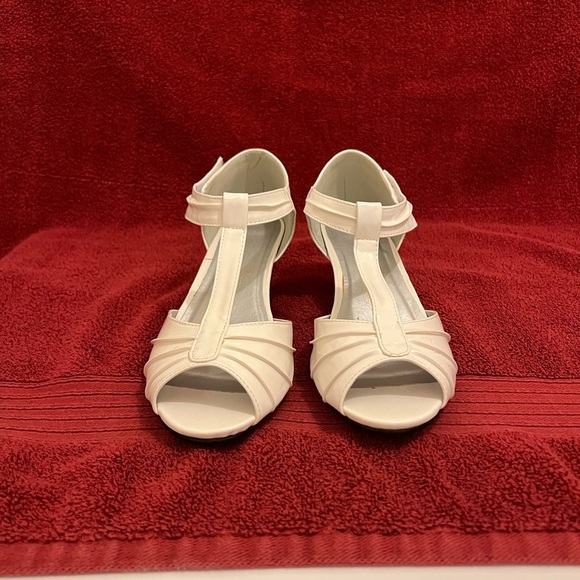 Angel Steps Eva Pump Women’s Shoes; White Patent; Size 7.5 - Picture 11 of 12